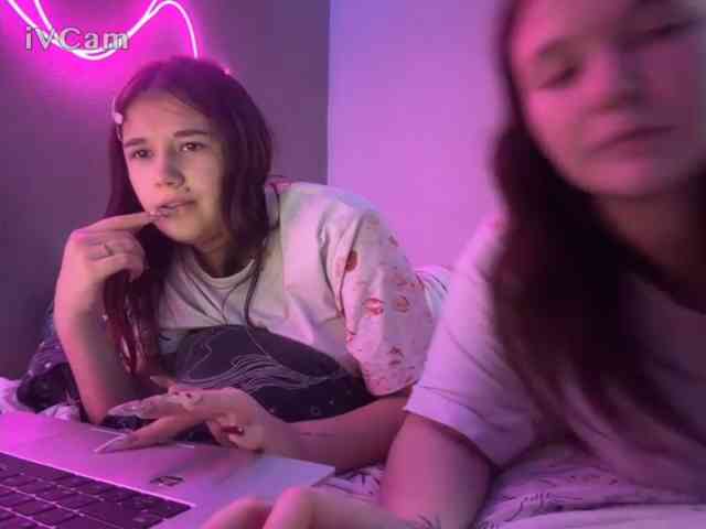 TwoLesbyBaby webcam