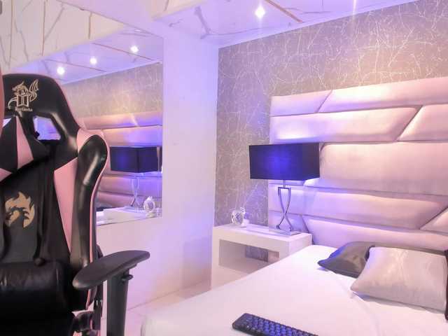 ScarlettRoot — live female cam