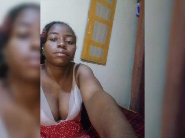 PrettyNoela live cam on BongaCams