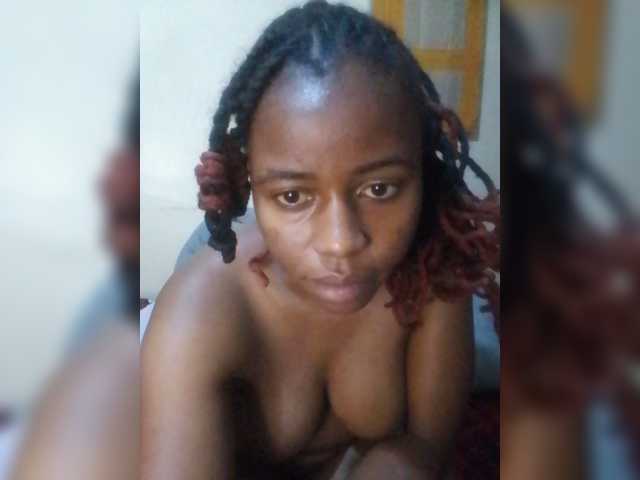 PrettyNoela live cam on BongaCams