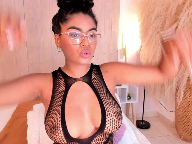 CarlyMonroee live cam on BongaCams
