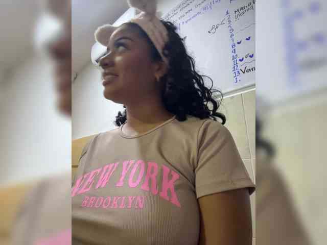 CarlyMonroee CarlyMonroee