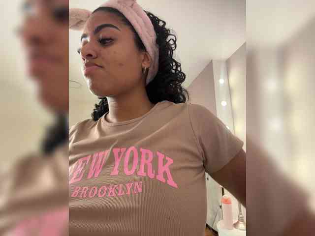 CarlyMonroee CarlyMonroee