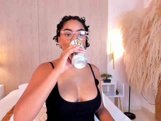carlymonroee's live room