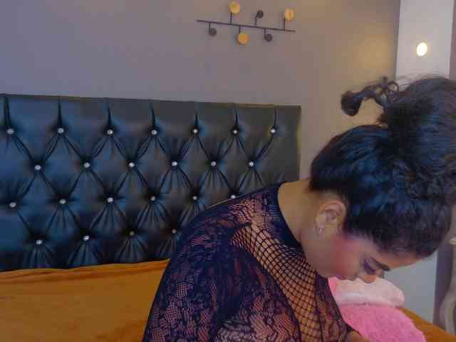 carlymonroee's live room
