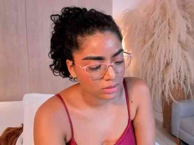 carlymonroee's live room