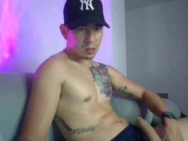 Danielv95's cam show statistics and live stream