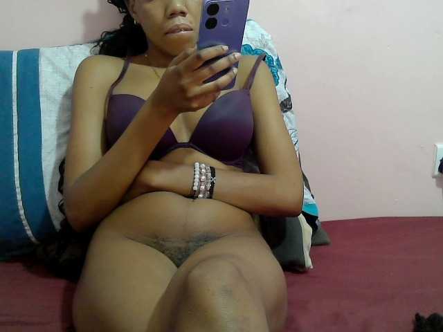 Prettybuddie live cam on BongaCams