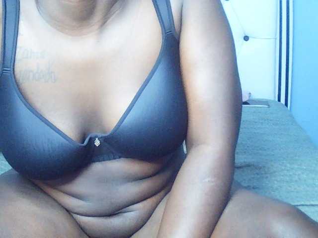 Booty-empress live cam on BongaCams