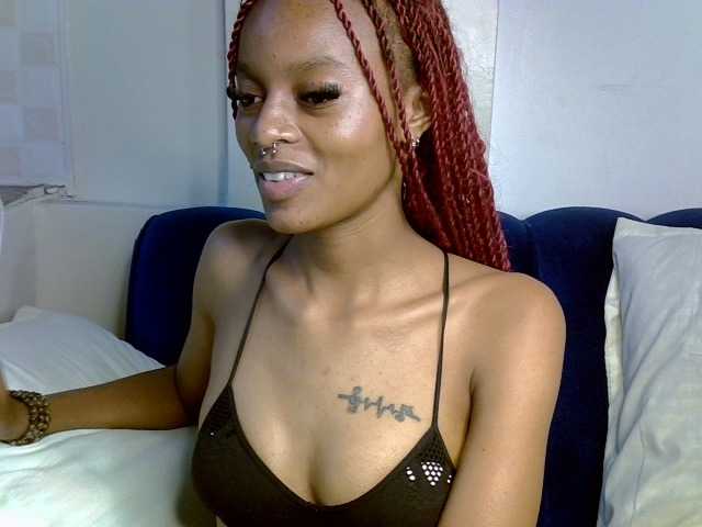 PrettyNoirr live cam on BongaCams