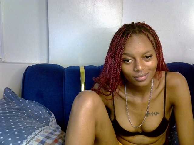 PrettyNoirr live cam on BongaCams