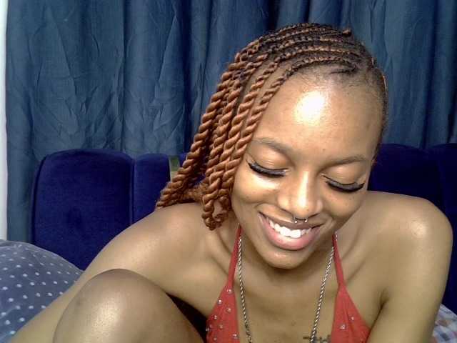PrettyNoirr live cam on BongaCams