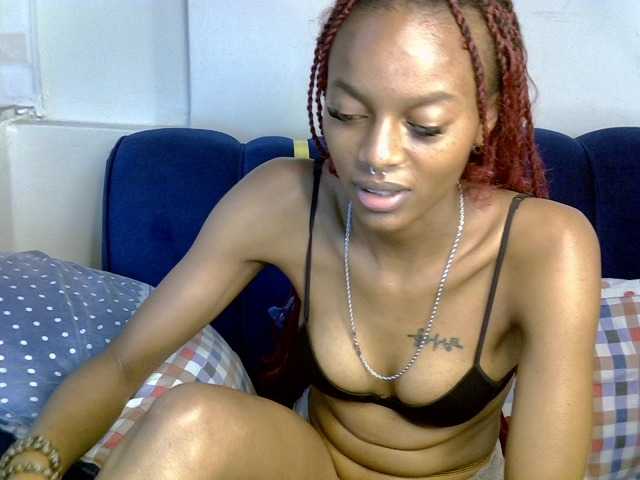 PrettyNoirr live cam on BongaCams
