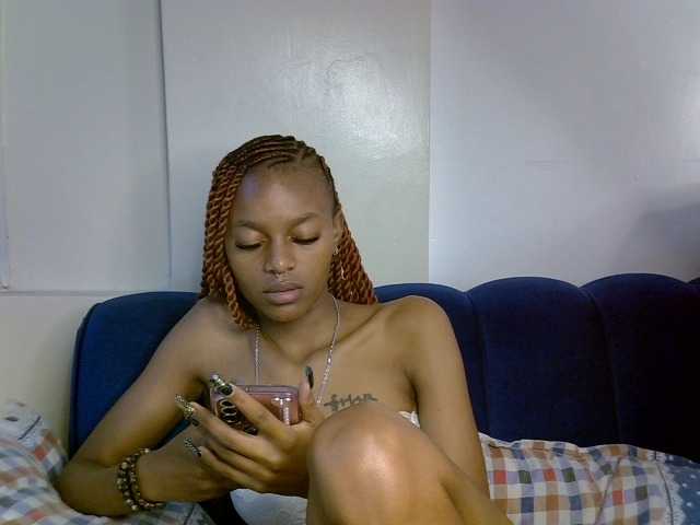 PrettyNoirr live cam on BongaCams