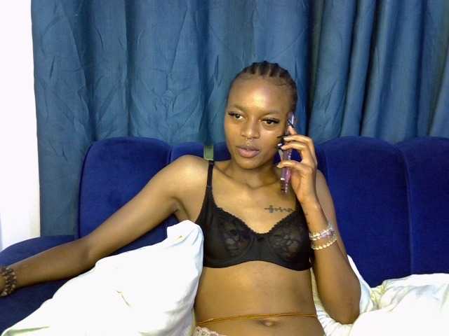 PrettyNoirr live cam on BongaCams