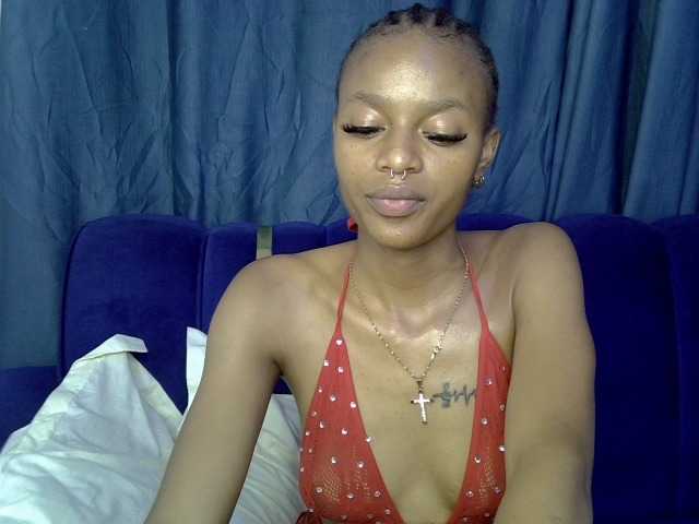 PrettyNoirr live cam on BongaCams