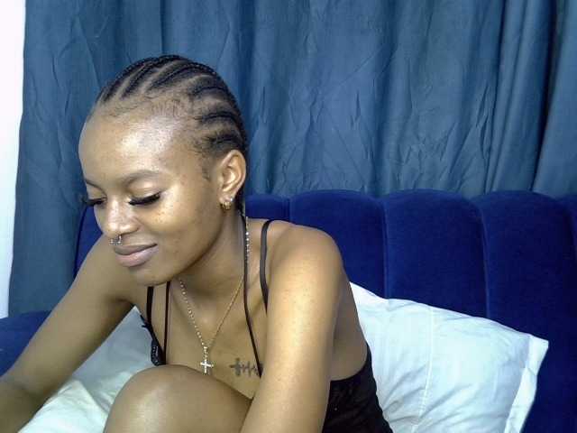 PrettyNoirr live cam on BongaCams