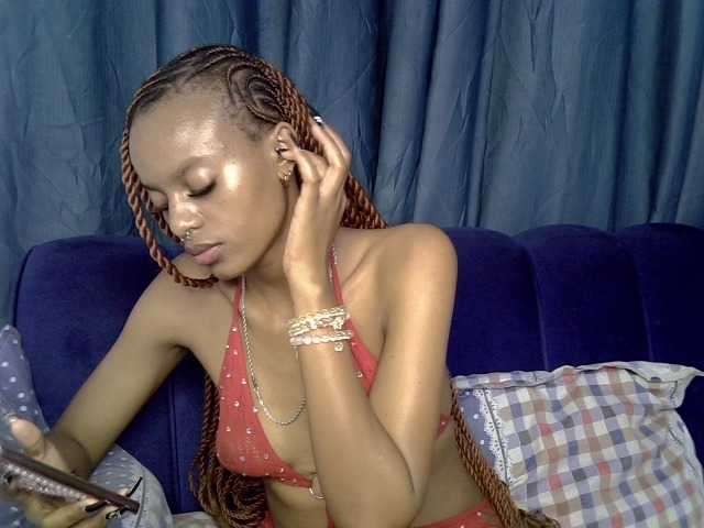 PrettyNoirr live cam on BongaCams