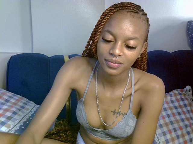 PrettyNoirr live cam on BongaCams