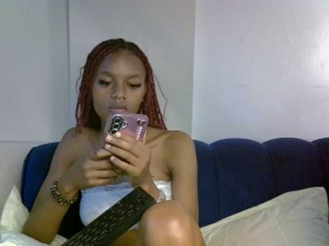 PrettyNoirr live cam on BongaCams