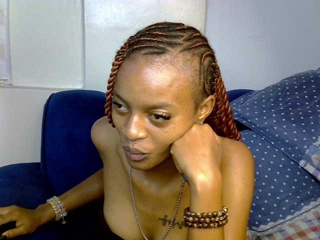 PrettyNoirr live cam on BongaCams