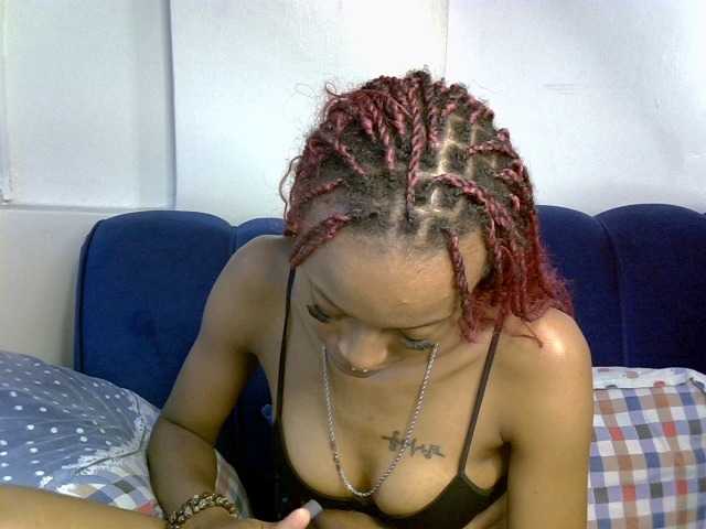 PrettyNoirr live cam on BongaCams