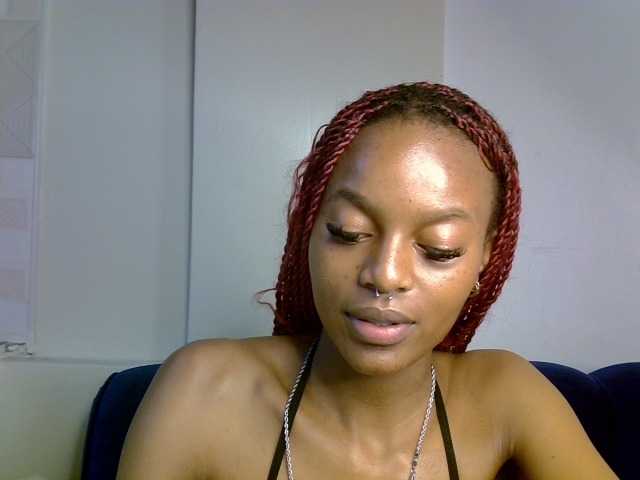 PrettyNoirr live cam on BongaCams