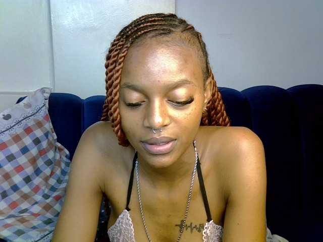 PrettyNoirr live cam on BongaCams