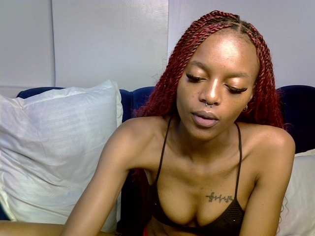PrettyNoirr live cam on BongaCams