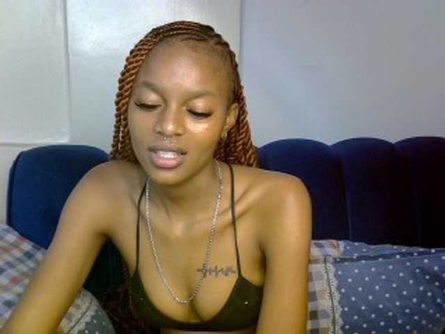 PrettyNoirr live cam on BongaCams