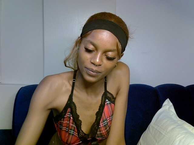 PrettyNoirr live cam on BongaCams