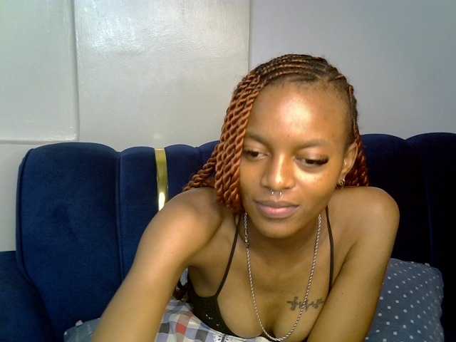 PrettyNoirr live cam preview