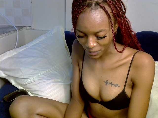 PrettyNoirr live cam on BongaCams