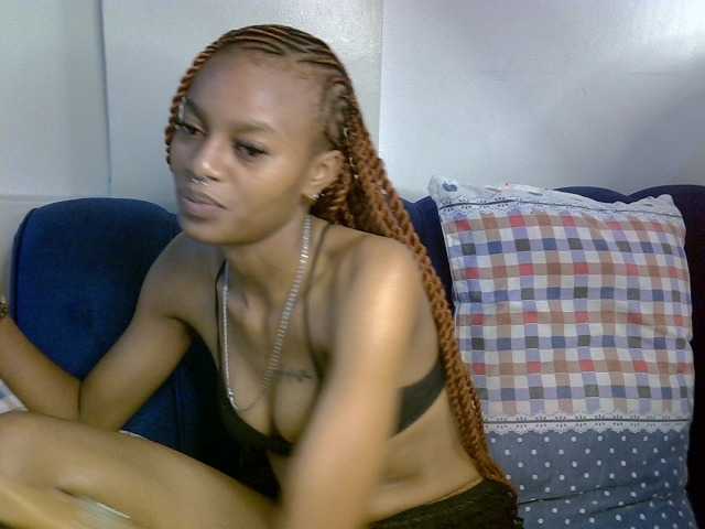 PrettyNoirr live cam on BongaCams