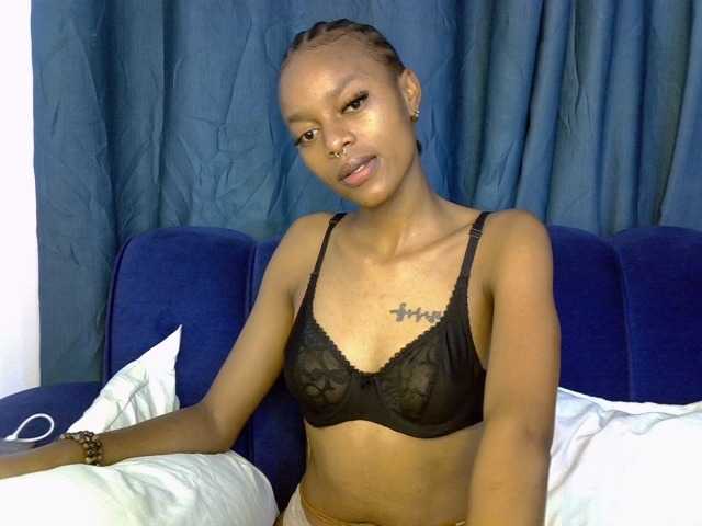 PrettyNoirr live cam on BongaCams