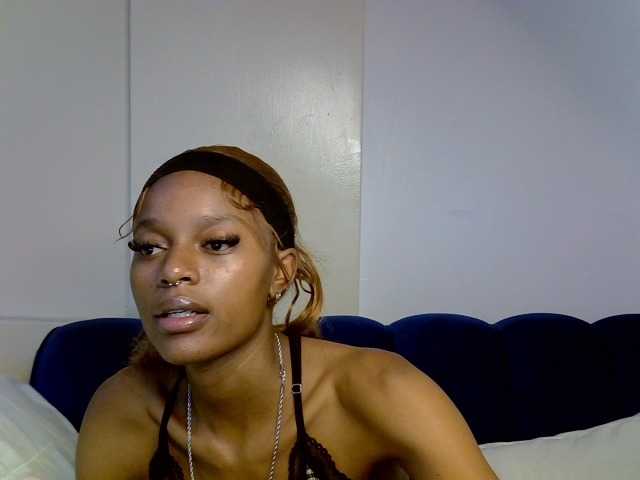 PrettyNoirr live cam on BongaCams