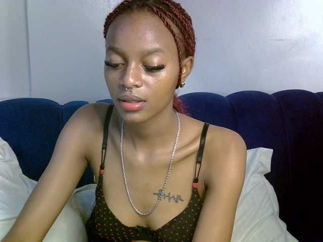 PrettyNoirr live cam on BongaCams