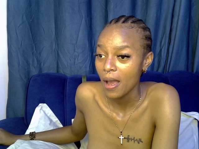 PrettyNoirr live cam on BongaCams