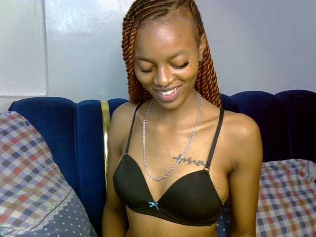 PrettyNoirr live cam on BongaCams