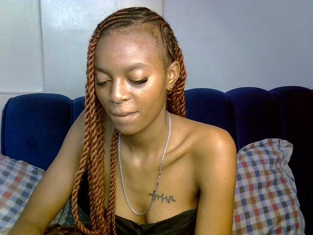 PrettyNoirr live cam on BongaCams