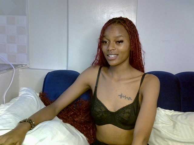 PrettyNoirr live cam preview