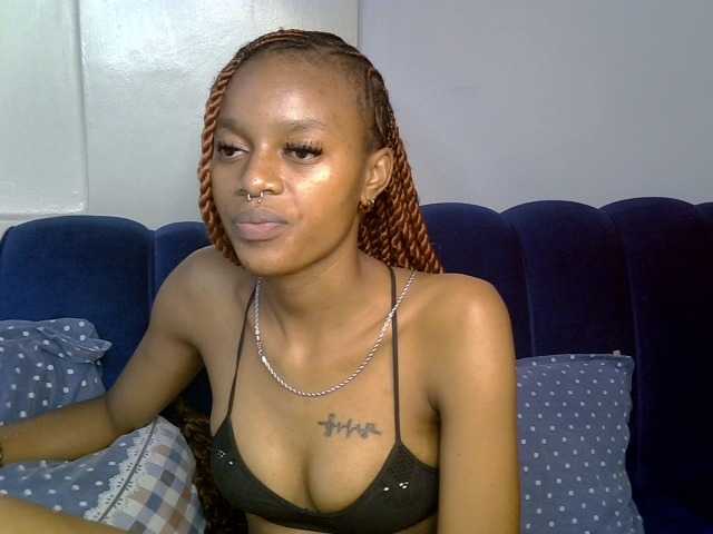PrettyNoirr live cam on BongaCams
