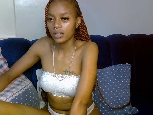 PrettyNoirr live cam on BongaCams