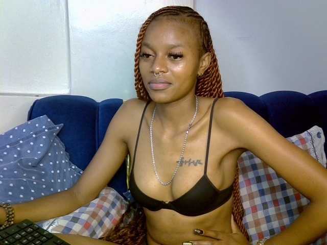PrettyNoirr live cam on BongaCams