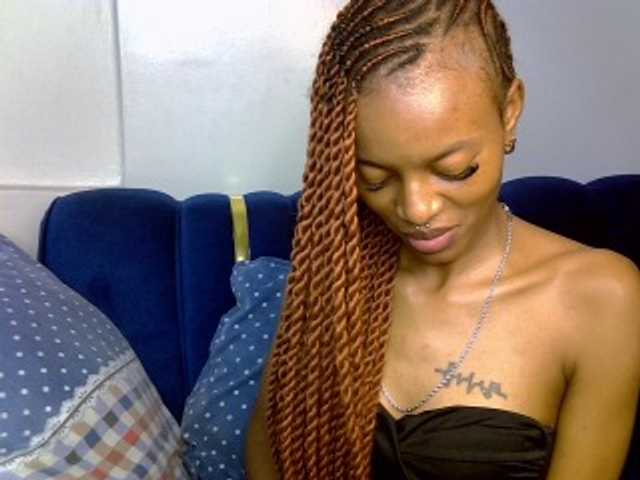 PrettyNoirr live cam on BongaCams
