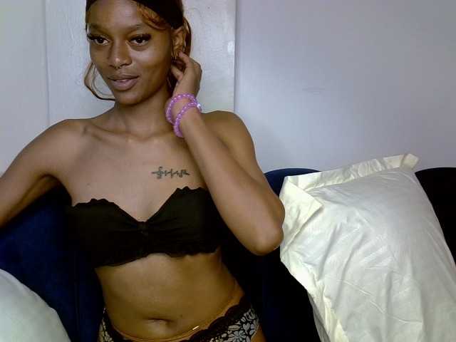 PrettyNoirr live cam on BongaCams