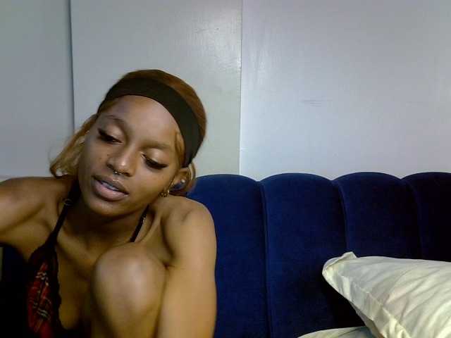 PrettyNoirr live cam on BongaCams