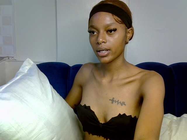 PrettyNoirr live cam on BongaCams