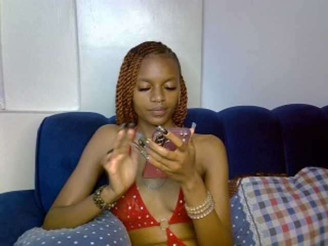 PrettyNoirr live cam on BongaCams