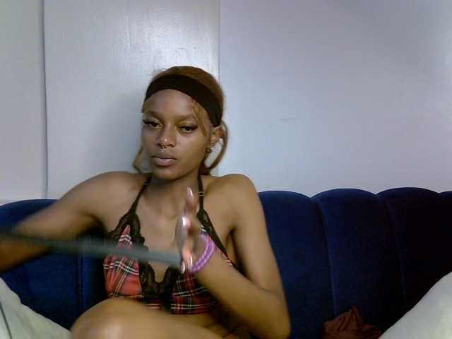PrettyNoirr live cam on BongaCams